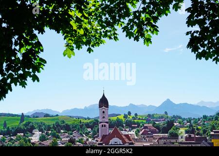 Vue panoramique sur Nesselwang dans l'Allgäu bavarois. Vue de dessus de la petite ville idyllique. Banque D'Images