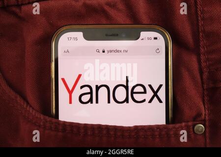 KONSKIE, POLOGNE - 17 août 2021 : logo Yandex affiché sur le téléphone mobile caché dans la poche du Jean Banque D'Images