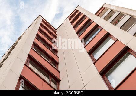 Une photo d'un bâtiment résidentiel à angle bas Banque D'Images