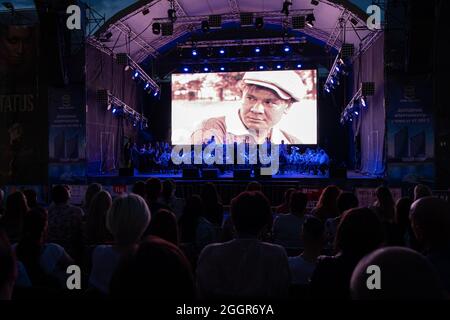 Odessa, Ukraine 17 juillet 2019: Beaucoup de spectateurs au concert. La foule de visiteurs au concert a du plaisir et tourne ce qui se passe sur les smartphones. Ventilateurs à c Banque D'Images