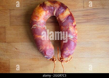 Saucisse traditionnelle portugaise Chorizo sur bois Banque D'Images