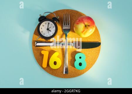 Concept de jeûne intermittent 16 heures de jeûne et 8 heures de manger. Habitudes alimentaires saines pour la productivité. Pose à plat Banque D'Images