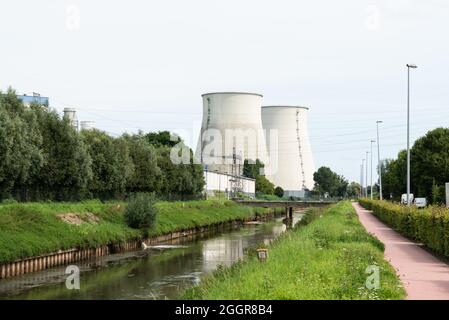 Vilvoorde, région du Brabant flamand - Belgique - 08 24 2021 : cheminée d'un réacteur de puissance abandonné d'Engie Electrabel Banque D'Images