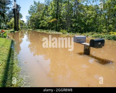 Boîtes aux lettres submergées sur Weston Road suite à des inondations dans le canton de Franklin, comté de Somerset, New Jersey, États-Unis Banque D'Images