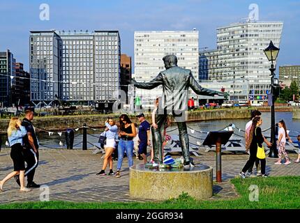 Tom Murphys sculpture de Billy Fury un marin Mersey par la maison Piermasters dans le quartier Albert Dock de Liverpool Banque D'Images