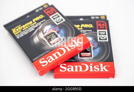 Logos SanDisk visibles sur les boîtes avec CARTES mémoire SD Extreme PRO de 64 Go. Mise au point sélective. Stafford, le 2 septembre 2021 Banque D'Images