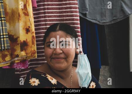 Portrait d'une femme souriante le jour du marché. Belmopan, Belize. Banque D'Images