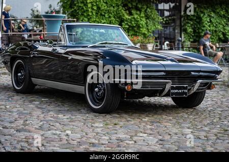 DIEDERSDORF, ALLEMAGNE - 21 AOÛT 2021 : la voiture de sport Corvette Sting Ray Cabriolet (C2) de Chevrolet, 1964. L'exposition « US car Classics ». Banque D'Images