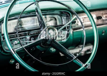 DIEDERSDORF, ALLEMAGNE - 21 AOÛT 2021 : le tableau de bord de la voiture de luxe Cadillac série 62 coupé de ville, 1953. Gros plan. Mise au point au premier plan. L'ex Banque D'Images