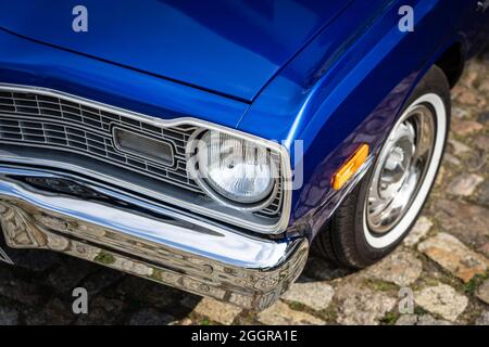 DIEDERSDORF, ALLEMAGNE - le 21 AOÛT 2021 : le fragment de la voiture compacte Dodge Dart Sport, 1974. L'exposition « US car Classics ». Banque D'Images