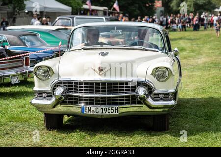 DIEDERSDORF, ALLEMAGNE - 21 AOÛT 2021 : la voiture de luxe Cadillac série 62 coupé de ville, 1955. L'exposition « US car Classics ». Banque D'Images