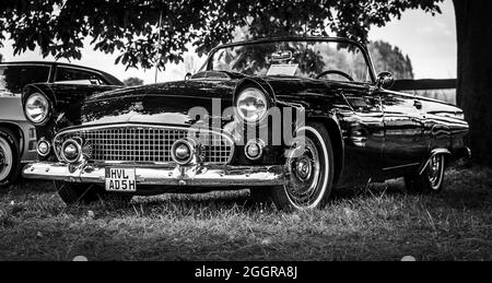 La voiture personnelle de luxe Ford Thunderbird (première génération), 1955. Noir et blanc. L'exposition « US car Classics ». Banque D'Images