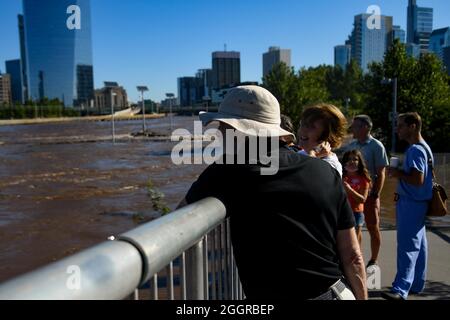 Philadelphie, États-Unis. 02 septembre 2021. Spectaors observer que la rivière Schuylkill déborde sur les sentiers de course de Walnut Street à Philadelphie, PA, le 2 septembre 2021. Les inondations sont le résultat de fortes pluies provenant des restes de l'ouragan Ida qui a frappé le Nord-est pendant la nuit. (Photo de Sukhmani Kaur/Sipa USA) crédit: SIPA USA/Alay Live News Banque D'Images