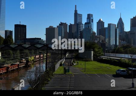 Philadelphie, États-Unis. 02 septembre 2021. La Schuylkill River déborde sur les voies ferrées de Walnut Street à Philadelphie, PA, le 2 septembre 2021. L'inondation est le résultat de fortes pluies des restes de l'ouragan Ida (photo de Sukhmani Kaur/Sipa USA) crédit: SIPA USA/Alay Live News Banque D'Images