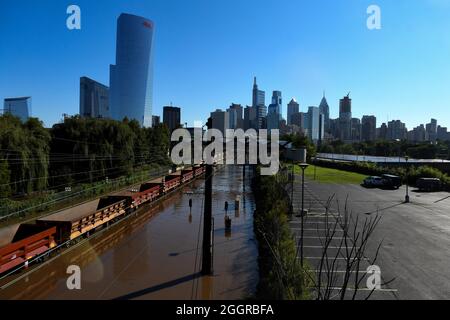 Philadelphie, États-Unis. 02 septembre 2021. La Schuylkill River déborde sur les voies ferrées de Walnut Street à Philadelphie, PA, le 2 septembre 2021. L'inondation est le résultat de fortes pluies des restes de l'ouragan Ida (photo de Sukhmani Kaur/Sipa USA) crédit: SIPA USA/Alay Live News Banque D'Images