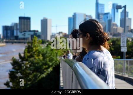 Philadelphie, États-Unis. 02 septembre 2021. Les spectateurs regardent la rivière Schuylkill déborder sur les pistes de course de Walnut Street à Philadelphie, PA, le 2 septembre 2021. Les inondations sont le résultat de fortes pluies provenant des restes de l'ouragan Ida qui a frappé le Nord-est pendant la nuit. (Photo de Sukhmani Kaur/Sipa USA) crédit: SIPA USA/Alay Live News Banque D'Images