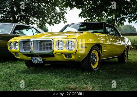 DIEDERSDORF, ALLEMAGNE - 21 AOÛT 2021 : la voiture de muscle Pontiac Firebird, 1969. L'exposition « US car Classics ». Banque D'Images