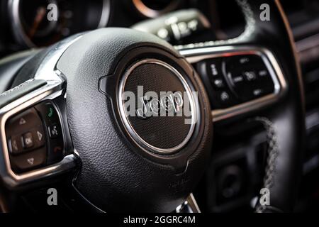 DIEDERSDORF, ALLEMAGNE - 21 AOÛT 2021 : l'intérieur du Jeep Gladiator (JT) de pick-up de taille moyenne, gros plan. L'exposition « US car Classics ». Banque D'Images