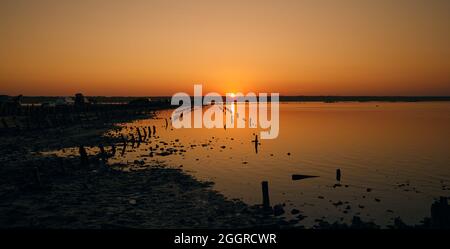 Magnifique coucher de soleil sur l'estuaire du sel de Kuyalnik. Mer Morte près d'Odessa Ukraine. Banque D'Images