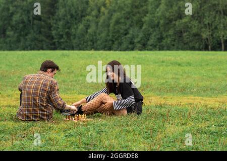 Perm, Russie - 23 août 2021 : deux jeunes jouent aux échecs sur la pelouse du parc Banque D'Images