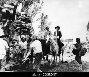 RICHARD MULLIGAN comme le général George Armstrong Custer et DUSTIN HOFFMAN comme Jack Crabb sur le terrain Candid avec l'équipe de film / caméra pendant le tournage de LITTLE BIG MAN 1970 réalisateur ARTHUR PENN roman Thomas Berger scénario Calder Willingham cinématographie Harry Stradling Jr. Costume Dorothy Jeakins Stockbridge - Hiller Productions / Cinéma Center films Banque D'Images