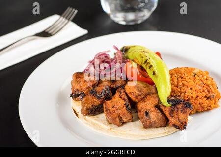 Brochettes d'agneau traditionnelles kebab avec pilaf bulgur. Banque D'Images