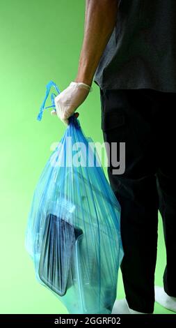 Un studio de photo d'une poubelle dans la main d'un homme Banque D'Images