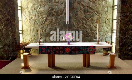 Une table de communion dans une église Banque D'Images