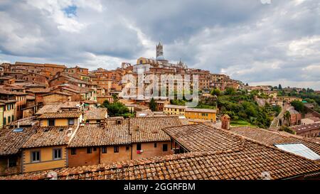 Sienne en Toscane, Italie. Vue panoramique sur la ville médiévale par temps nuageux Banque D'Images