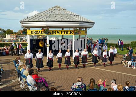 BROADSESCALIERS, ROYAUME-UNI - 09 août 2021 : les danseurs traditionnels morris se produisent dans la semaine populaire Broadsescaliers annuelle Banque D'Images