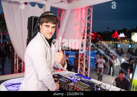 Odessa, Ukraine 24 mai 2013: DJ au travail dans la discothèque de luxe pendant la soirée. Le DJ fait la fête à l'élite de la boîte de nuit. Banque D'Images