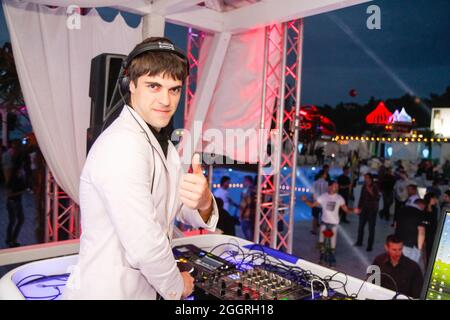 Odessa, Ukraine 24 mai 2013: DJ au travail dans la discothèque de luxe pendant la soirée. Le DJ fait la fête à l'élite de la boîte de nuit. Banque D'Images