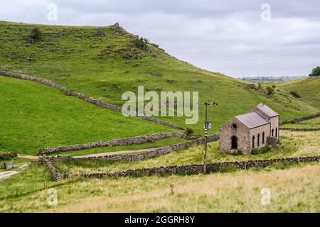 Une vue lointaine de Roystone Grange Pump House, un bâtiment du XIXe siècle qui pomlait de l'air comprimé pour conduire des foreuses dans les carrières locales. Le calcaire wal Banque D'Images
