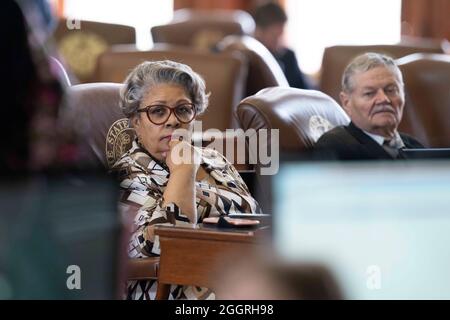 Texas, États-Unis. 2 septembre 2021. La Représentante Senfronia Thompson, D-Houston, l, et la Représentante Doc Anderson, R-Waco, écoutent le débat alors que la Maison du Texas a finalement adopté le SB3, un projet de loi sur la réforme de l'éducation qui interdirait entre autres, enseignant la « théorie critique de la race » dans les salles de classe du Texas. Le projet de loi a été adopté à l'étape de la troisième lecture, 81-43, par un vote partisan. Crédit : Bob Daemmrich/Alay Live News Banque D'Images
