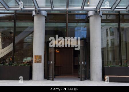 02/09/2021. Londres, Royaume-Uni. Photo de Ray Tang. Entrée principale du nouvel hôtel de luxe Pan Pacific au coeur de la ville de Londres. Cet hôtel fait partie du groupe Singapore Pan Pacific Hotels, il s'agit de son premier hôtel européen. L'hôtel est situé au One Bishopsgate Plaza et dispose de 237 chambres, dont 42 suites et une suite Pan Pacific exclusive, cinq bars et restaurants dont un restaurant Straits Kitchen ouvert toute la journée ; Un étage bien-être dédié avec une piscine à débordement de 18.5 mètres et un bar à cocktails de destination dans Devonshire House conçu par Tom Dixon. Photo de Ray Tang. Banque D'Images