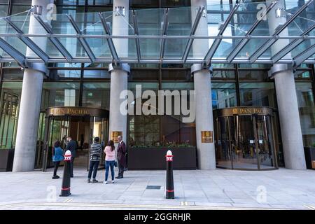 02/09/2021. Londres, Royaume-Uni. Photo de Ray Tang. Entrée principale du nouvel hôtel de luxe Pan Pacific au coeur de la ville de Londres. Cet hôtel fait partie du groupe Singapore Pan Pacific Hotels, il s'agit de son premier hôtel européen. L'hôtel est situé au One Bishopsgate Plaza et dispose de 237 chambres, dont 42 suites et une suite Pan Pacific exclusive, cinq bars et restaurants dont un restaurant Straits Kitchen ouvert toute la journée ; Un étage bien-être dédié avec une piscine à débordement de 18.5 mètres et un bar à cocktails de destination dans Devonshire House conçu par Tom Dixon. Photo de Ray Tang. Banque D'Images