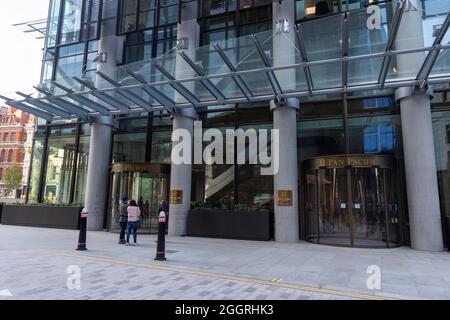 02/09/2021. Londres, Royaume-Uni. Entrée principale du nouvel hôtel de luxe Pan Pacific au coeur de la ville de Londres. Cet hôtel fait partie du groupe Singapore Pan Pacific Hotels, il s'agit de son premier hôtel européen. L'hôtel est situé au One Bishopsgate Plaza et dispose de 237 chambres, dont 42 suites et une suite Pan Pacific exclusive, cinq bars et restaurants dont un restaurant Straits Kitchen ouvert toute la journée ; Un étage bien-être dédié avec une piscine à débordement de 18.5 mètres et un bar à cocktails de destination dans Devonshire House conçu par Tom Dixon. Photo de Ray Tang. Banque D'Images