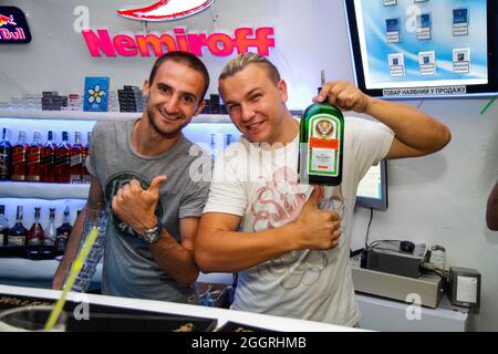 Odessa, Ukraine 21 juin 2013: Barman au travail dans une discothèque de luxe pendant la soirée. Le barman s'amuse à la fête dans la discothèque Elite Banque D'Images