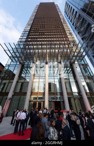 02/09/2021. Londres, Royaume-Uni. Photo de Ray Tang. Les clients assistent à l'ouverture du nouvel hôtel de luxe Pan Pacific au cœur de la ville de Londres. Cet hôtel fait partie du groupe Singapore Pan Pacific Hotels, il s'agit de son premier hôtel européen. L'hôtel est situé au One Bishopsgate Plaza et dispose de 237 chambres, dont 42 suites et une suite Pan Pacific exclusive, cinq bars et restaurants dont un restaurant Straits Kitchen ouvert toute la journée ; Un étage bien-être dédié avec une piscine à débordement de 18.5 mètres et un bar à cocktails de destination dans Devonshire House conçu par Tom Dixon. Banque D'Images