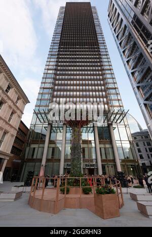 02/09/2021. Londres, Royaume-Uni. Photo de Ray Tang. Les clients assistent à l'ouverture du nouvel hôtel de luxe Pan Pacific au cœur de la ville de Londres. Cet hôtel fait partie du groupe Singapore Pan Pacific Hotels, il s'agit de son premier hôtel européen. L'hôtel est situé au One Bishopsgate Plaza et dispose de 237 chambres, dont 42 suites et une suite Pan Pacific exclusive, cinq bars et restaurants dont un restaurant Straits Kitchen ouvert toute la journée ; Un étage bien-être dédié avec une piscine à débordement de 18.5 mètres et un bar à cocktails de destination dans Devonshire House conçu par Tom Dixon. Banque D'Images