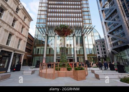 02/09/2021. Londres, Royaume-Uni. Photo de Ray Tang. Les clients assistent à l'ouverture du nouvel hôtel de luxe Pan Pacific au cœur de la ville de Londres. Cet hôtel fait partie du groupe Singapore Pan Pacific Hotels, il s'agit de son premier hôtel européen. L'hôtel est situé au One Bishopsgate Plaza et dispose de 237 chambres, dont 42 suites et une suite Pan Pacific exclusive, cinq bars et restaurants dont un restaurant Straits Kitchen ouvert toute la journée ; Un étage bien-être dédié avec une piscine à débordement de 18.5 mètres et un bar à cocktails de destination dans Devonshire House conçu par Tom Dixon. Banque D'Images