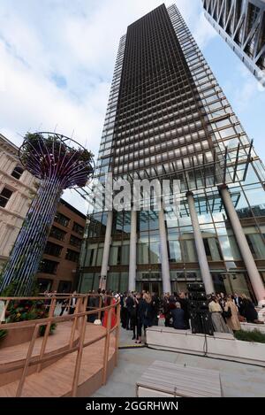 02/09/2021. Londres, Royaume-Uni. Photo de Ray Tang. Les clients assistent à l'ouverture du nouvel hôtel de luxe Pan Pacific au cœur de la ville de Londres. Cet hôtel fait partie du groupe Singapore Pan Pacific Hotels, il s'agit de son premier hôtel européen. L'hôtel est situé au One Bishopsgate Plaza et dispose de 237 chambres, dont 42 suites et une suite Pan Pacific exclusive, cinq bars et restaurants dont un restaurant Straits Kitchen ouvert toute la journée ; Un étage bien-être dédié avec une piscine à débordement de 18.5 mètres et un bar à cocktails de destination dans Devonshire House conçu par Tom Dixon. Banque D'Images