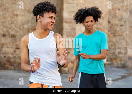 Des amis Afro latin dansent dans la rue Banque D'Images