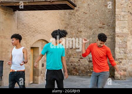 Groupe d'amis afro latin dansant dans la rue Banque D'Images