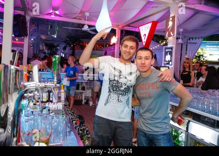 Odessa, Ukraine 21 juin 2013: Barman au travail dans une discothèque de luxe pendant la soirée. Le barman s'amuse à la fête dans la discothèque Elite Banque D'Images