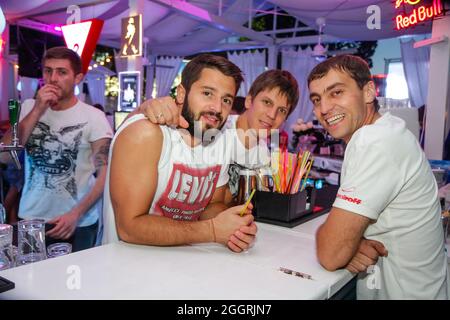 Odessa, Ukraine 21 juin 2013: Barman au travail dans une discothèque de luxe pendant la soirée. Le barman s'amuse à la fête dans la discothèque Elite Banque D'Images