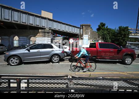 New York, États-Unis. 02 septembre 2021. Un camion-dépanneur prend une voiture sur Queens Boulevard, pris dans les inondations soudaines causées par les restes de l'ouragan Ida la nuit précédente, dans le quartier Queens de New York, le 2 septembre 2021. La tempête a entraîné plus de trois pouces de pluie par heure, causant beaucoup de dommages dans tout le Nord-est. (Photo par Anthony Behar/Sipa USA) crédit: SIPA USA/Alay Live News Banque D'Images