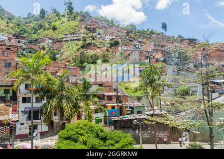 MEDELLIN, COLOMBIE - SEPTEMBRE 4 : le réseau de téléphérique de Medellin relie les quartiers pauvres des collines autour de la ville. Banque D'Images