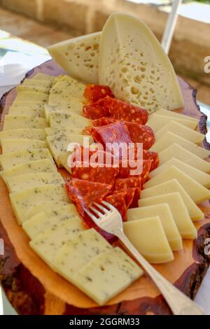 Assiette de fromages et de viandes italiennes Banque D'Images