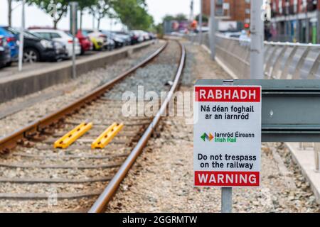 Iarnród Éireann Irish Rail panneau d'avertissement - ne pas forcer sur le chemin de fer à Wexford, Irlande. Banque D'Images